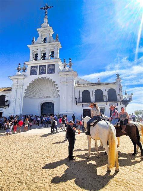 Panoramica del Santuario de El Rocío con la palude adiacente e il paesaggio del Parco di Doñana