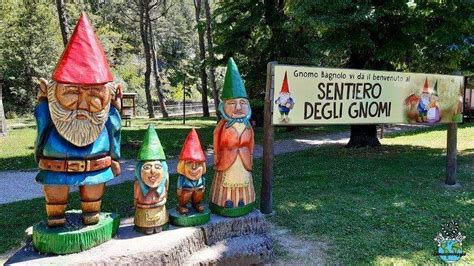 Sculture di gnomi e creature del bosco lungo il Sentiero degli Gnomi