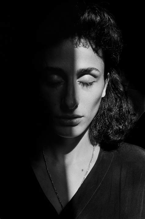 Foto storica in bianco e nero di Rosaria Iardino che bacia Fernando Aiuti