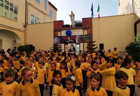 Primo piano del colletto bianco e della cuffia delle Suore Riparatrici del Sacro Cuore, con il soggolo e il frontino nero.