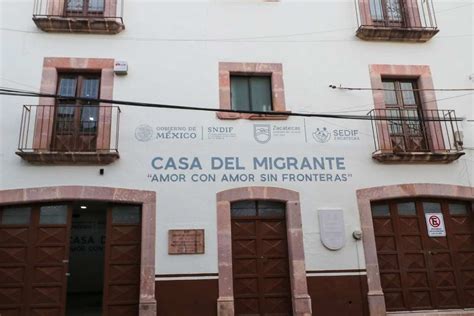 Interno della Casa del Migrante Nazareth con volontari e ospiti