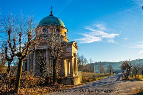Una delle quattordici cappelle del Viale del Rosario, immerse nel paesaggio boschivo