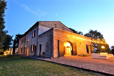 illustrazione di una villa storica di notte, con atmosfera misteriosa