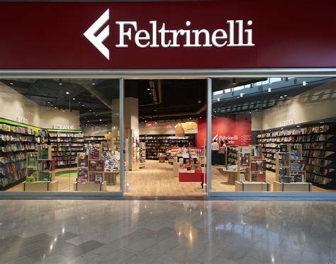 Interno di una libreria La Feltrinelli con scaffali pieni di libri e clienti