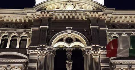 Edificio comunale o palazzo civico, con la bandiera italiana in evidenza