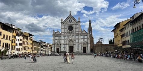 Veduta aerea della Basilica di Santa Croce a Firenze con Piazza Santa Croce