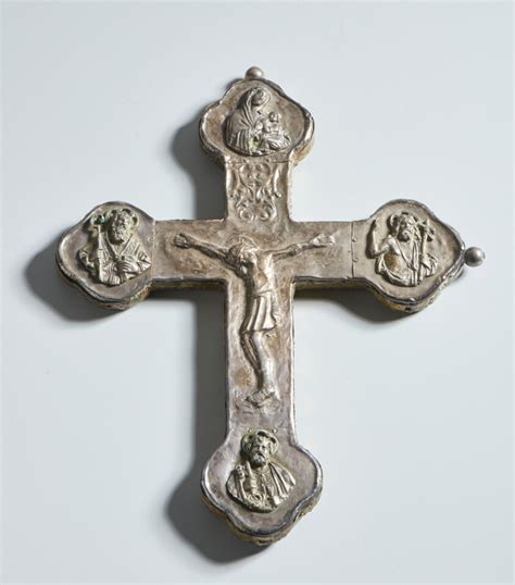 Dettaglio della Croce Astile con le figure umane e il volto di Papa Giovanni Paolo II
