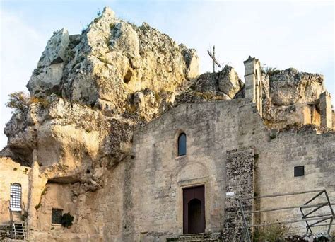 Interno affrescato della Chiesa rupestre di San Giovanni in Monterrone