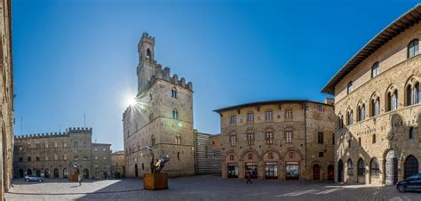 Piazza dei Priori a Volterra con il Palazzo dei Priori e la Torre del Porcellino