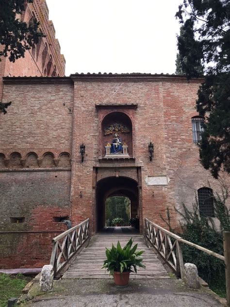 Ingresso fortificato dell'Abbazia di Monte Oliveto Maggiore con ponte levatoio