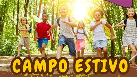 Giovani ragazzi che partecipano a un campo estivo evangelico con attività di gruppo e studio biblico