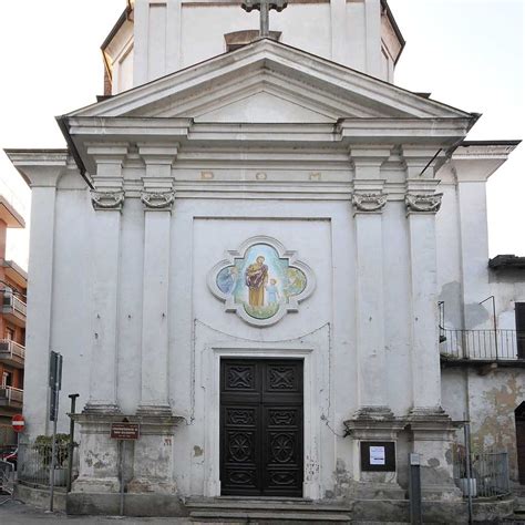 Esterno della Chiesa di San Giuseppe ad Alba con facciata e campanile barocco