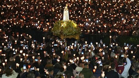 pellegrini in processione con le candele a Lourdes