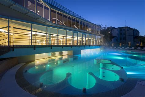 Foto esterna di un hotel moderno con spa a Rosario