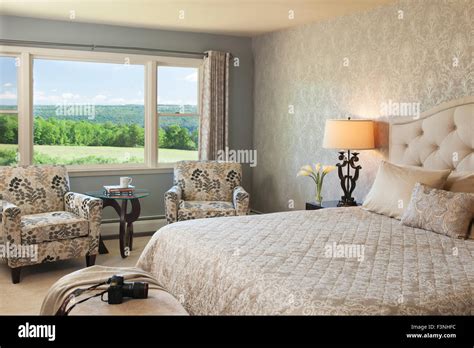 Interno di una camera d'hotel confortevole con vista sulla città