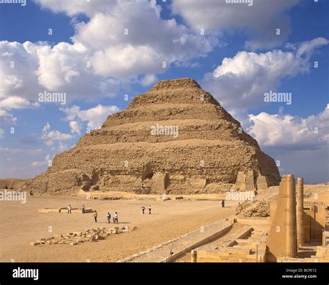 Foto panoramica della Piramide a Gradoni di Zoser a Saqqara con il deserto circostante