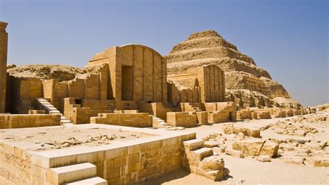 Ricostruzione artistica del complesso di Djoser con edifici cultuali e il Cortile dell'Apparizione Reale