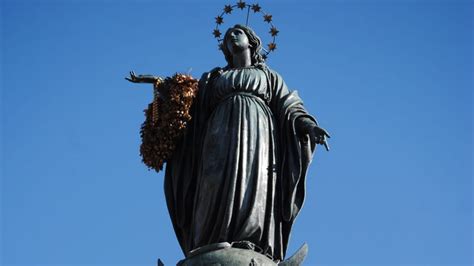 Statua dell'Immacolata Concezione in Piazza di Spagna, Roma.
