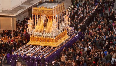 Una processione di Semana Santa a Cordova, con i 
