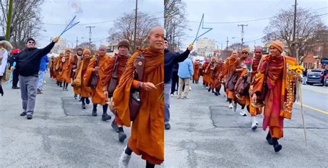 Monaci buddhisti in cammino durante una marcia di protesta non violenta
