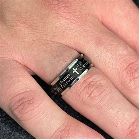 foto di un anello con l'incisione del Padre Nostro e dettagli degli zirconi
