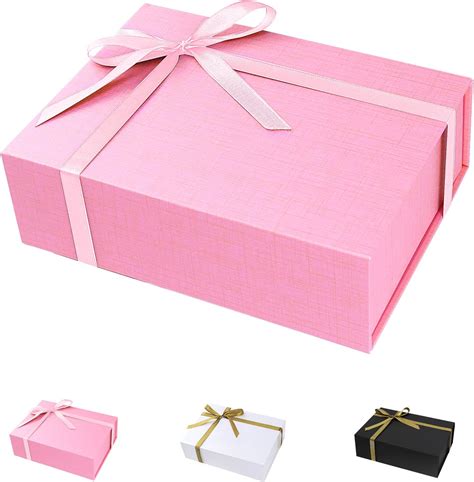 confezione regalo elegante con nastro e busta per un gioiello