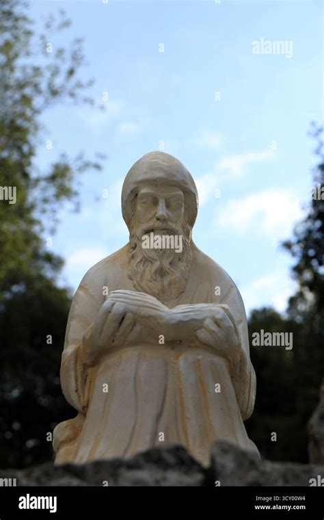 Statua di San Charbel in un contesto monastico