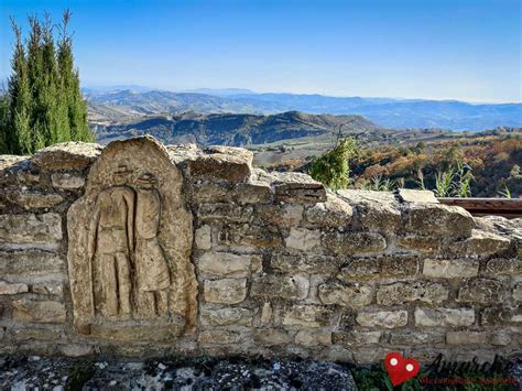 Veduta panoramica del borgo di Smerillo, immerso nel contesto naturalistico e spirituale delle Marche.