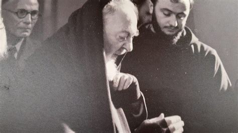 Fotografia di Padre Pio mentre benedice