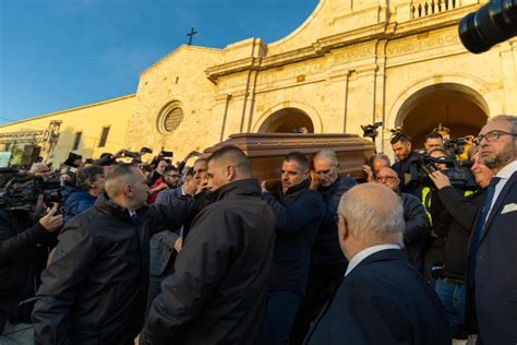 Foto storica della folla ai funerali di Fra Nazareno a Cagliari