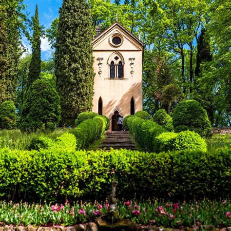 Veduta panoramica esterna dell'Hotel Al Dolce Eremo circondato dal giardino