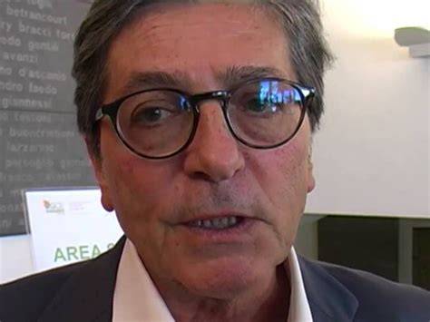 Ritratto di Arcangelo Merella in un contesto istituzionale o politico degli anni '80
