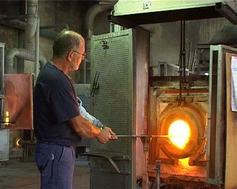 Illustrazione o foto di antichi forni per la produzione del vetro o di piantagioni di gelso