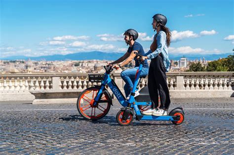 Infografica con icone rappresentative dei servizi di mobilità condivisa (bici, monopattini, scooter, auto) disponibili su URBI