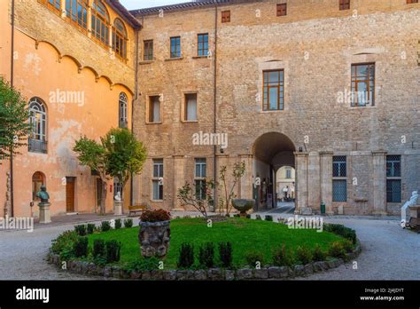Foto panoramica di Palazzo dell'Arengo ad Ascoli Piceno, sede dell'U.R.P.