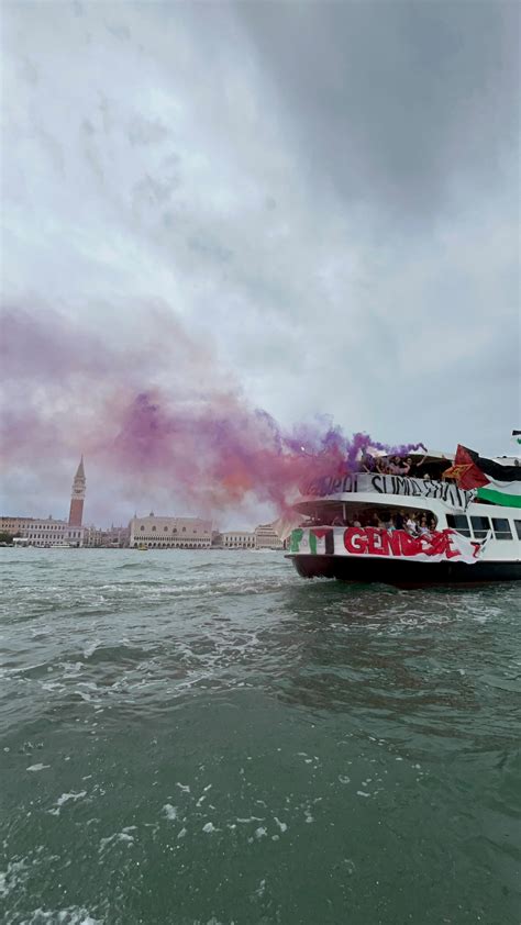 Motonave con persone che gustano Spritz al tramonto a Venezia