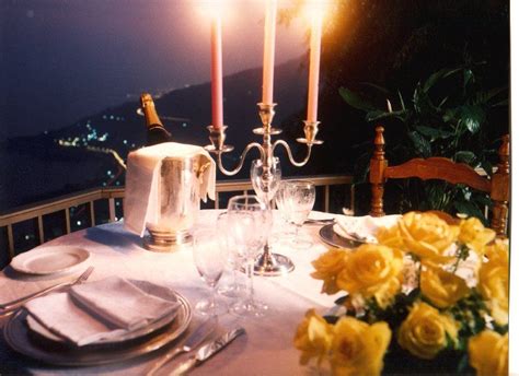 Cena romantica a lume di candela su imbarcazione a Venezia