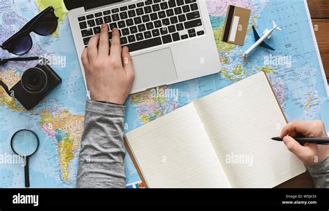 Uomo d'affari che pianifica un viaggio con un agente di viaggio