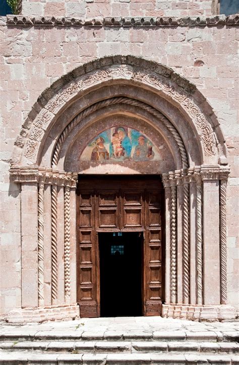 Dettaglio della facciata della chiesa di Sant'Agostino con il portale e gli oculi