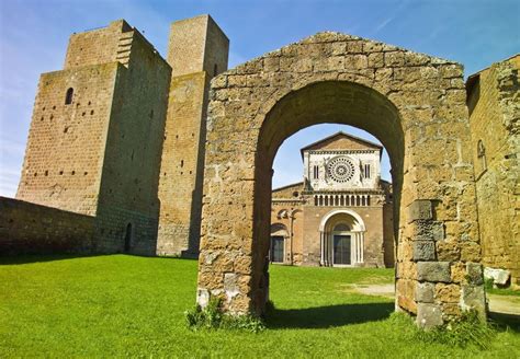 Veduta di una via medievale di Tuscania con palazzi storici