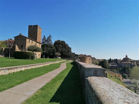 Terrazza panoramica di Piazza Basile a Tuscania con vista sul borgo