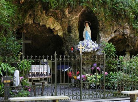 Grotta della Madonnina di Bobbiate, Varese, con la statua della Vergine e Bernadette