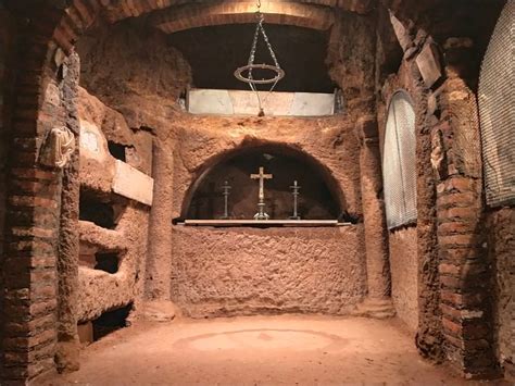 Sezione trasversale delle catacombe con indicazione di loculi, arcosoli e cubicoli