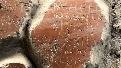 Vista interna della Triclia con i graffiti degli apostoli