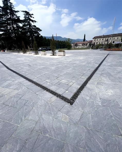 Esempio di piazza o pavimentazione di centro storico realizzata con Pietra Santafiora