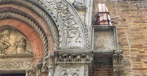 Dettaglio della scultura della Madonna delle Anime sulla facciata
