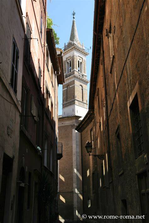 Foto ravvicinata del campanile di Santa Maria dell'Anima