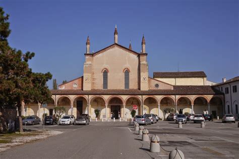 Foto esterna del Santuario della Beata Vergine delle Grazie a Vigoreto con il portico