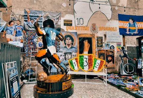 Statua di Diego Armando Maradona all'interno di una pizzeria nei Quartieri Spagnoli