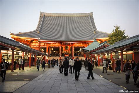 Folla di persone che visitano il tempio Sensō-ji ad Asakusa durante l'Hatsumode del 1° gennaio